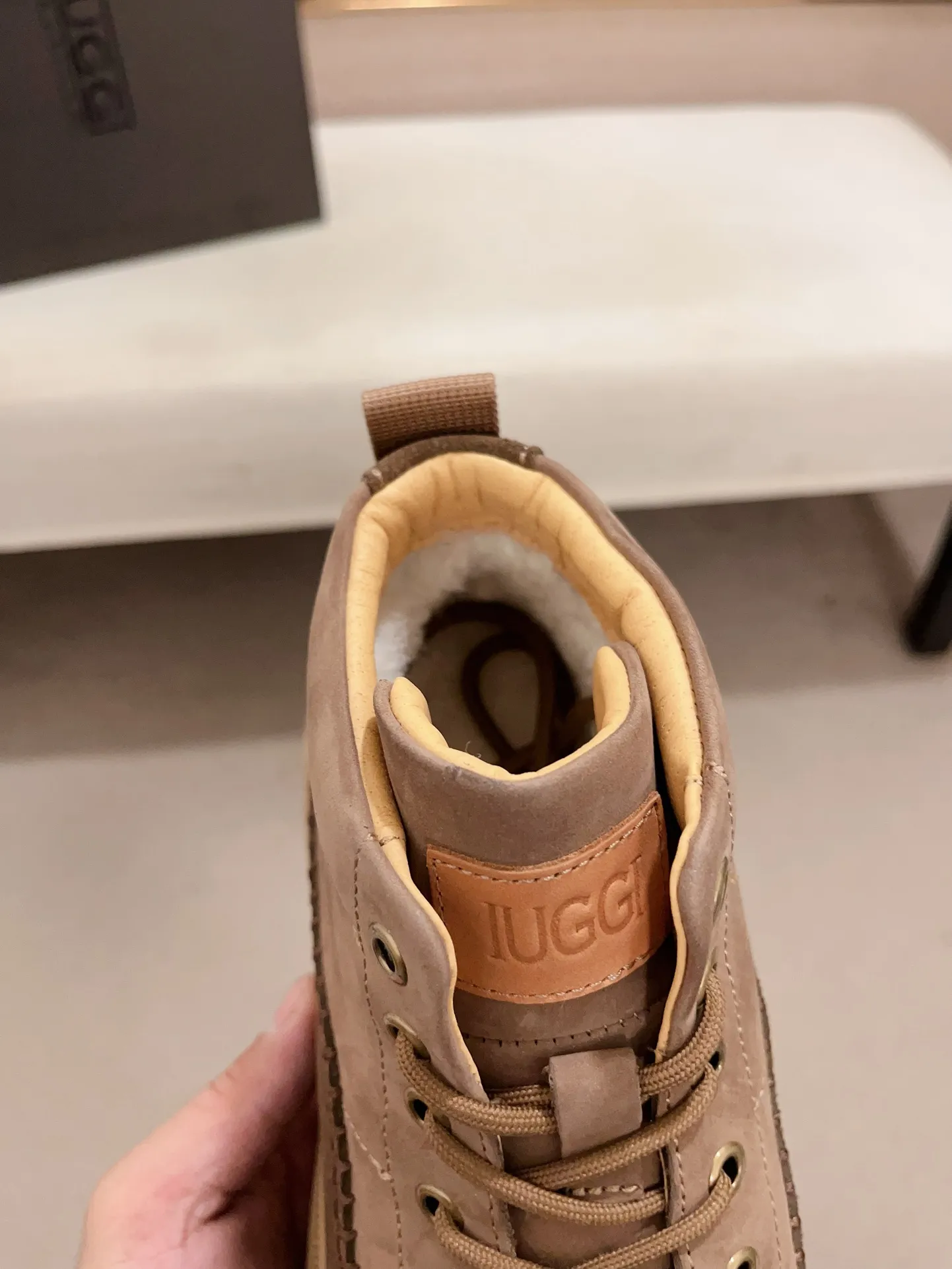 Factory price: 760💰North American men's shoes Ugg ☃️In the special sale of new high-quality men's shoes snow boots in autumn and winter, the nemesis of extreme cold weather! Made of cowhide leather, merino wool lining, and original outsole, whether driving, outdoor or daily wear, there is always one that suits you! Code number 39-44